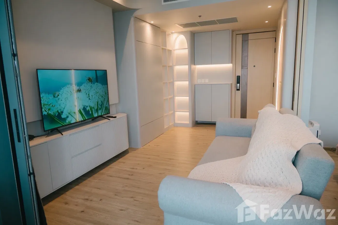 รูป Sea View Condo in Pattaya 1 BR 57sqm, Beachfront living - รูปที่ 1/19