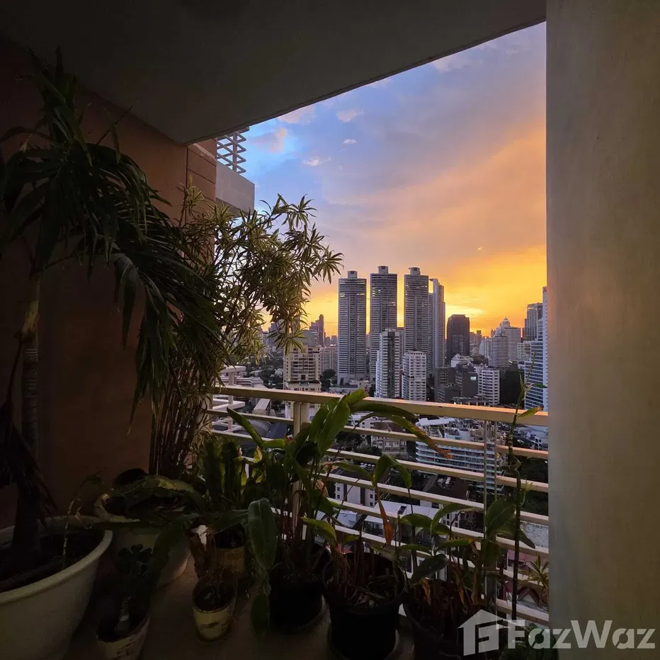 picture Corner Unit with Lake and Park Views - 3/16