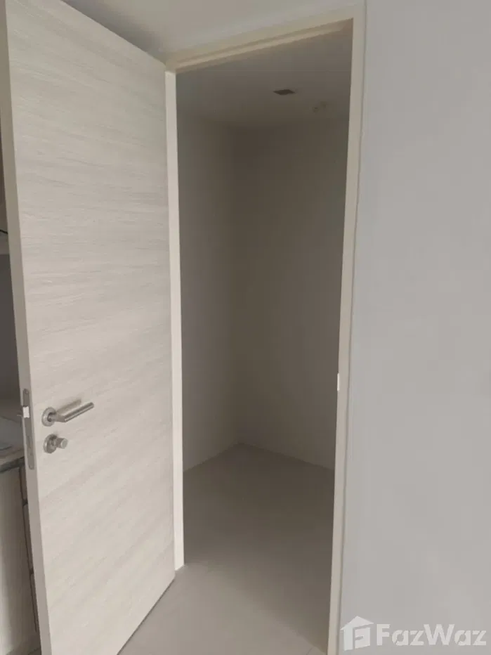 picture Top Floor with Park view - 11/12