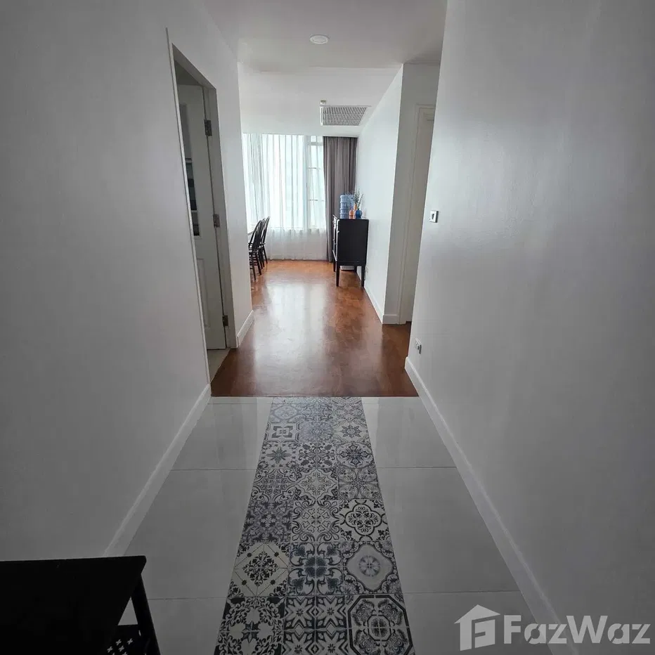 picture Corner Unit with Lake and Park Views - 8/16