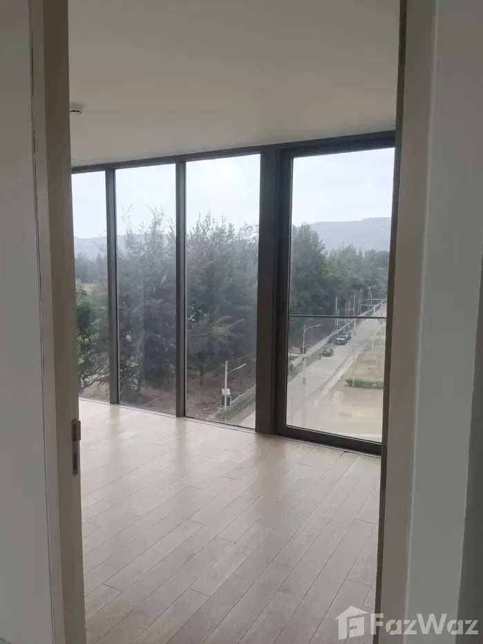 picture Top Floor with Park view - 4/12