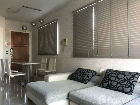 2 large bedrooms with a long private terrace
