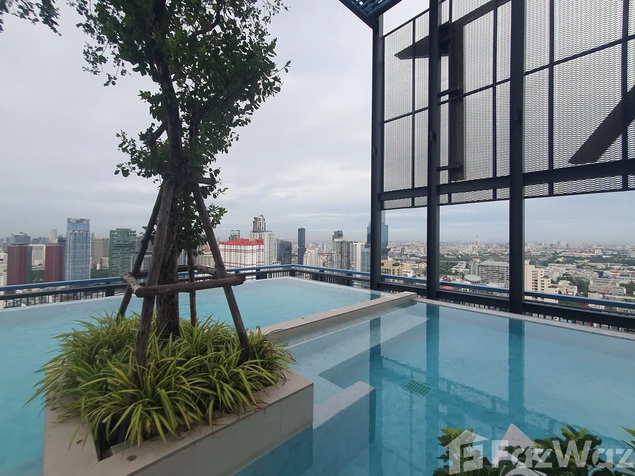 picture phaya thai no noise from king power department store - 44/46