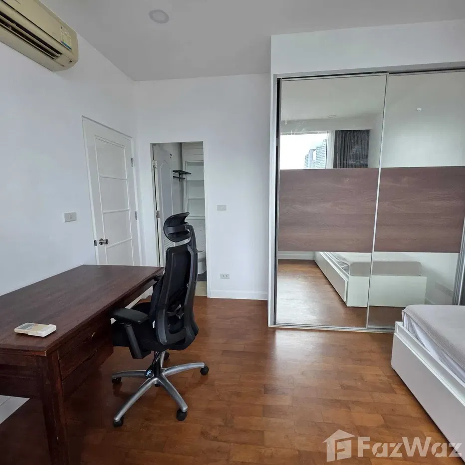 picture Corner Unit with Lake and Park Views - 4/16