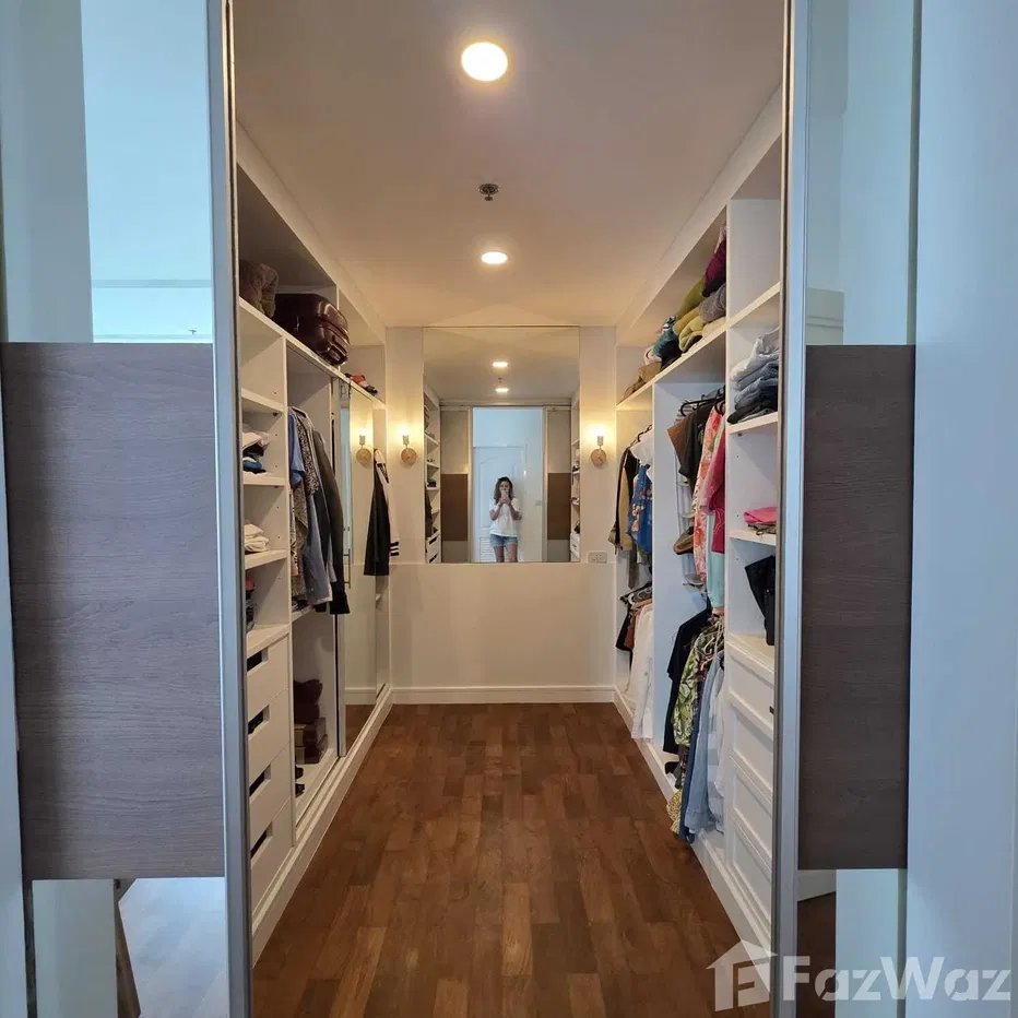 picture Corner Unit with Lake and Park Views - 11/16