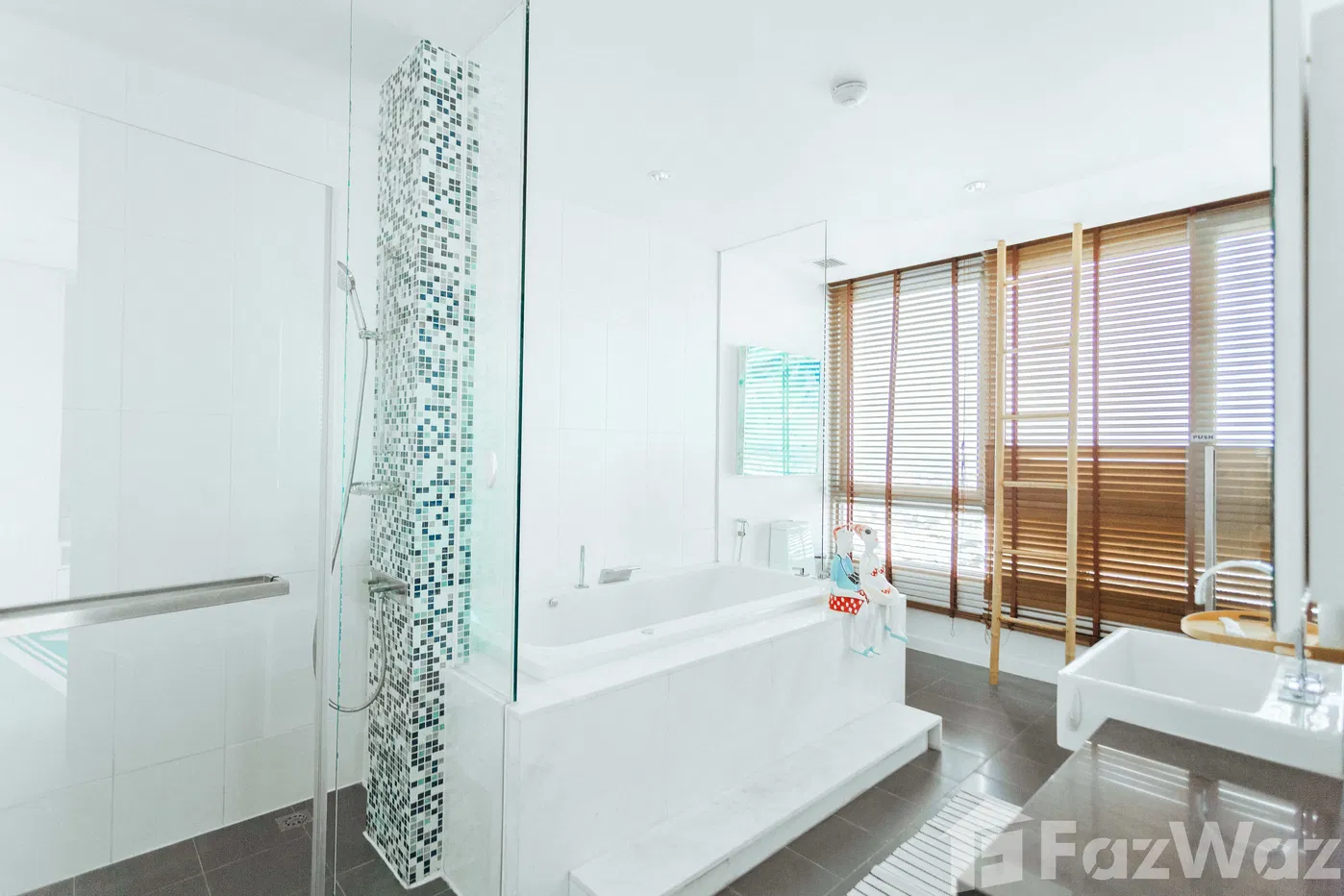 picture Luxury 7-Bedroom with swimming pool Condo for Sale at Northp - 5/12