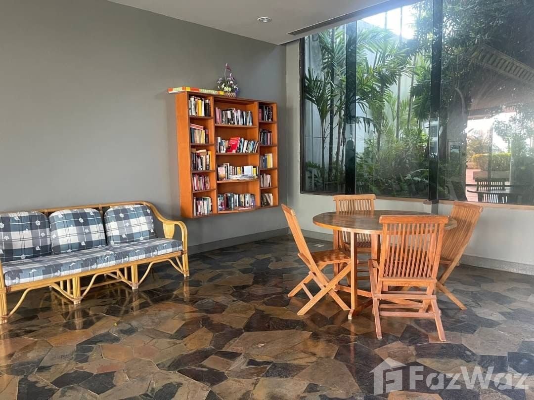 picture Spacious 2BR Sea View Condo | Beachfront Jomtien Living - 6/10