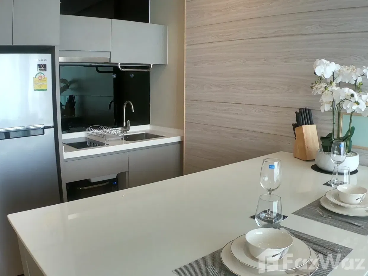 picture Beachfront Luxury Condominium at Jomtien Beach - 11/12