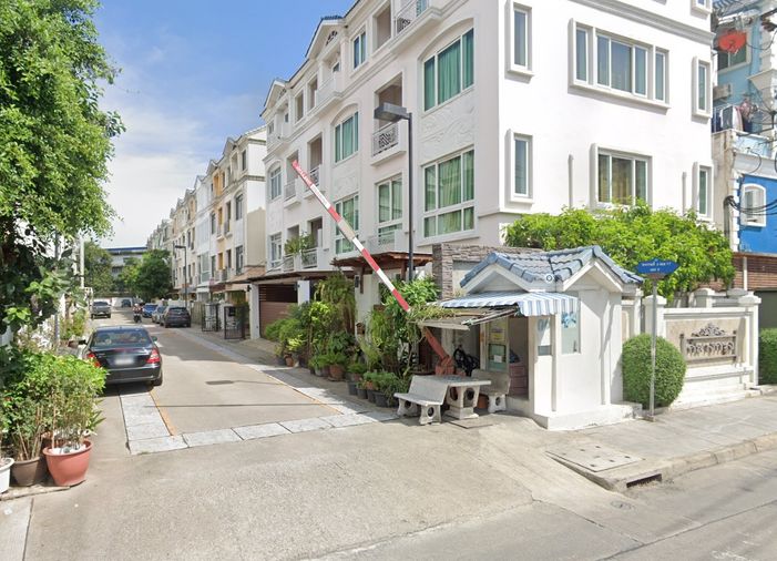 Baan Klang Krung Sathorn - Yen Akat