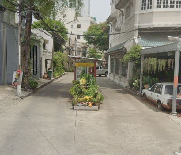 Baan Khlong Toei Niwet