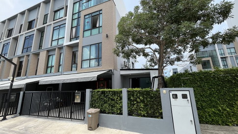 Estara Haven Pattanakarn Luxury Townhouse for Sale