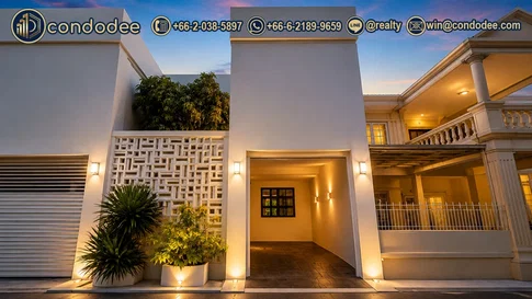 Luxury Townhouse for Sale in Phra Khanong | CondoDee